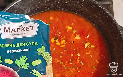 Когда картофель будет готов, добавить в кастрюлю овощную зажарку и специи. Варить еще 5 минут.