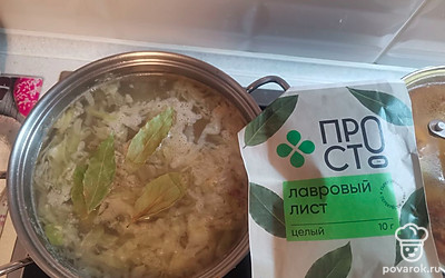 Сварить бульон в течение часа. Мясо отделить от костей и нарезать небольшими кусочками. Добавить картофель и капусту. Варить 10 минут. Посолить, добавить перец горошком и лавровый лист. 