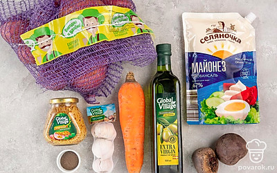 Все овощи почистите и помойте. Чеснок очистите от шелухи и натрите на мелкой терке. Духовку разогрейте до 230 градусов.