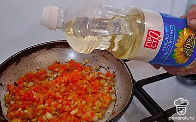 Добавляем морковь и продолжаем обжаривать. Доливаем при необходимости масло.