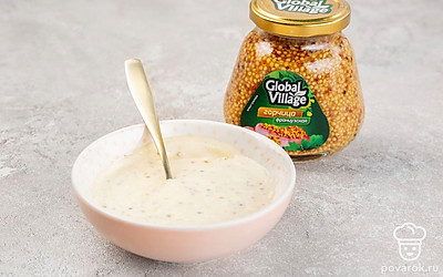 Пока готовятся овощи, сделайте соус. В миске смешайте майонез «Селяночка», горчицу Global Village и чеснок. Хорошо поперчите. Перемешайте и оставьте в холодильнике, пока запекаются овощи.