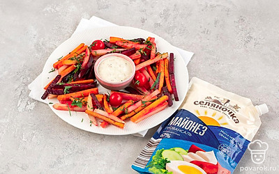 Разложите овощи на широком блюде в хаотичном порядке. Поставьте блюдо на поднос вместе с соусником, в который налейте айоли.