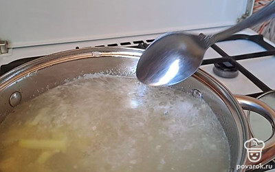 Отвариваем куриный бульон, солим. Выкладываем картошку, нарезанную произвольно. 