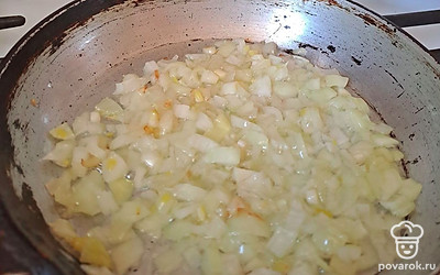 Обжариваем лук на растительном масле.