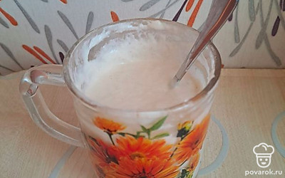 Из муки и воды замешиваем не очень жидкое тесто. Солим.