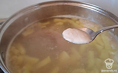 Как сварилась картошка, чайной ложкой выкладываем тесто в суп. Нужно, чтобы ложка всегда была влажная: так тесто легко слетает в бульон.