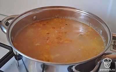 Добавляем жареные лук с морковью, лавровый лист, перец горошком. Варим еще 2-3 минуты и выключаем. Суп готов.