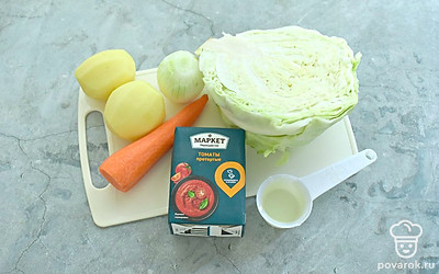 Налейте в кастрюлю мясной бульон и доведите до кипения. Бульон может быть из свинины, говядины или курицы. Посолите бульон. Очистите картофель, морковку и лук. 