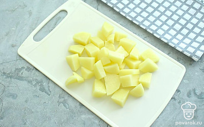 Нарежьте картофель средними кубиками и отправьте в кипящий бульон. 