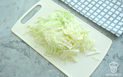 Белокочанную капусту нашинкуйте тонкими полосками и отправьте в кастрюлю вслед за картошкой. После закипания варите картофель с капустой 20 минут. 