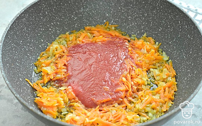 К овощам на сковороду выложите протертые томаты. Перемешайте, тушите 5 минут. 