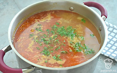 Через 20 минут добавьте заготовку из овощей. Перемешайте ингредиенты. Варите щи еще 10 минут. 