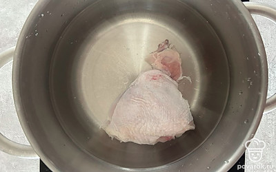 Куриное бедро залейте водой и варите до готовности мяса.