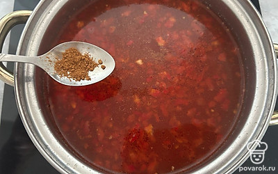 Достаньте куриное бедро из бульона. Залейте бульоном помидоры с томатной пастой. Добавьте красный молотый перец, соль по вкусу и доведите до кипения.