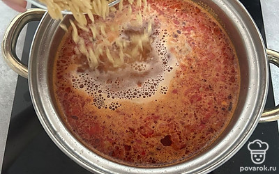 Всыпьте пасту орзо, варите 5-6 минут, помешивая.