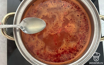 Из лимона выдавите сок. Отключите плиту. Добавьте лимонный сок в суп.