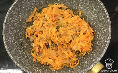 Мелко нарезанный лук обжарить на топленом масле. Добавить тертую морковь и обжарить все вместе минут 7.