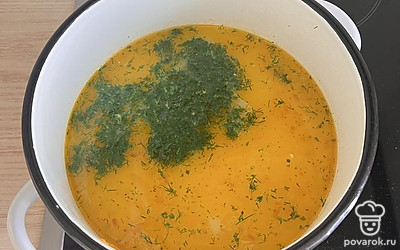 В кастрюлю выложить сыр, перемешать до расплавления. Посолить по вкусу, добавить измельченный укроп. По желанию, можно добавить мелкие макароны-паутинку.