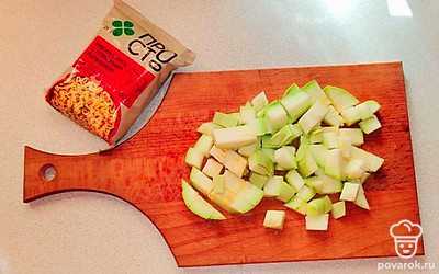 Кабачок помойте и нарежьте кубиками.