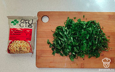 Щавель помойте и мелко нарежьте. 