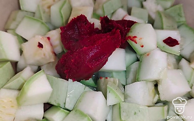 Кабачок с добавлением оливкового масла и томатной пастой обжарьте в толстостенной кастрюле. 