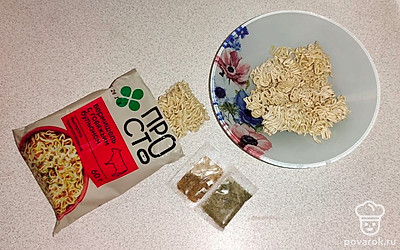 Вермишель быстрого приготовления измельчите. 