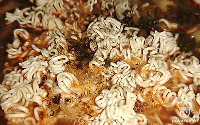 Вермишель и специи из упаковки добавьте в суп, доведите до кипения. Снимите с огня, оставьте на 3 минуты, Подавайте к столу. Приятного аппетита! 