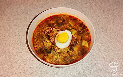 Суп можно подать с вареным куриным яйцом.