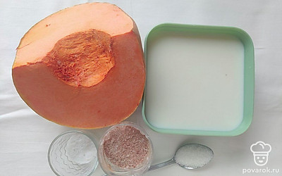 Заранее тыкву промойте, очистите от семян и кожуры и нарежьте средними кубиками.