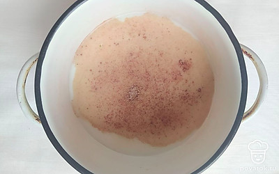 В глубокую кастрюлю вылейте кокосовое молоко и поставьте на средний огонь. Сразу же добавьте пальмовый сахар и ванильный сахар.