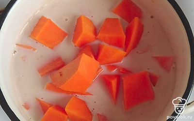 Нагрейте молоко, постоянно помешивая ложкой, чтобы молоко не сбежало. Когда сахар растворится, добавьте аккуратно кусочки тыквы.