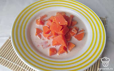 Убавьте огонь и готовьте тыкву на медленном огне без крышки около 15 минут. Когда тыква приготовиться и станет мягкой, выключите огонь и подавайте тыкву с молоком в глубоких тарелках.