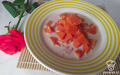 Подайте блюдо в порционных глубоких тарелках сразу после приготовления. Посыпьте по желанию корицей, она придаст пряность и блюдо будет более ароматным. Сварите по желанию овсянку и подайте на завтрак с молоком и тыквой. Это будет отличное дополнение к каше.