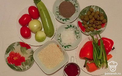 Помойте все овощи в проточной воде и удалите лишнюю влагу при помощи бумажных полотенец. С консервированных оливок слейте жидкость.