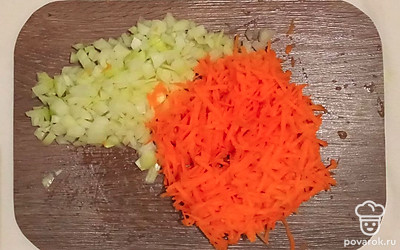 Нарежьте репчатый лук, перец и помидоры мелким кубиком, а оливки колечками. Морковь натрите на крупную терку, а сельдерей нарежьте небольшими кусочками.