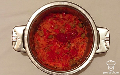 В кастрюлю к овощам добавьте томатную пасту и кабачок и тщательно все перемешайте. Протушите зажарку под крышкой еще пару минут, а затем добавьте рис и залейте все кипятком. Варите суп около 5 минут до полной готовности.