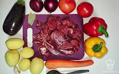 Картофель, морковь, лук, болгарский перец, баклажан очистите, вымойте и порубите крупными кубиками. Помидоры нарежьте четвертинками. Баранину хорошо промойте водой, обсушите и нарежьте большими кусками.