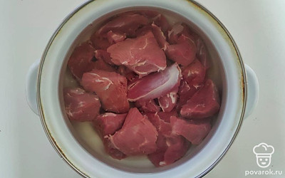 В кастрюлю с холодной водой опустите куски баранины и варите 1 час на медленном огне, периодически снимайте с поверхности бульона пену.