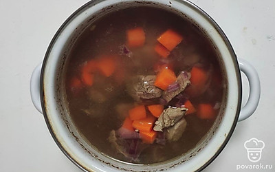 Добавьте в мясной бульон лук, через 5 минут - морковь, перец горошком, посолите по вкусу. Варите накрыв крышкой около 7 минут.