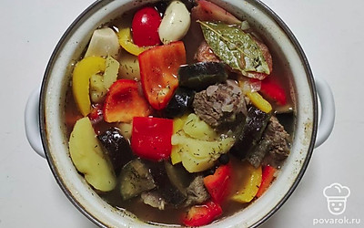 Затем к будущей шурпе добавьте поочередно сначала картофель, потом баклажаны, помидоры, перец, чеснок, лавровый лист. Варите на медленном огне, чтобы овощи разваривались постепенно, отдавая в бульон весь свой вкус. Чем дольше будет вариться шурпа, тем вкуснее она получится