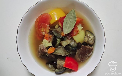 Шурпу с баклажанами обычно накладывают в тарелки как суп. А можно подать так: бульон в супнице с овощами, а в отдельной мелкой тарелке баранину и картофель.