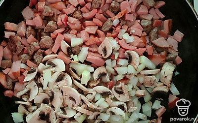 Говядину, ветчину и колбасу нарежьте ломтиками и обжарьте в растительном масле. Мелко нарежьте лук и грибы, добавьте к мясу и слегка обжарьте.