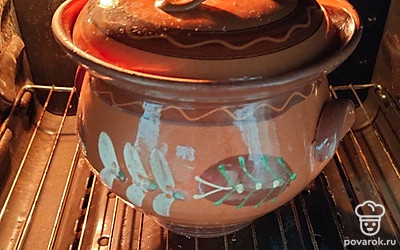 Поставьте горшочек в разогретую до средней температуры духовку. От момента закипания готовьте блюдо в течение нескольких минут.