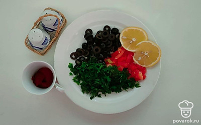 Блюдо посолите по вкусу. Добавьте маслины, нарезанные кружочками, томатную пасту, дольки помидора, измельченную зелень, дольку лимона.