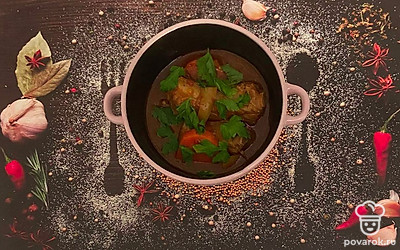 Разлейте шурпу порционно в глубокие тарелки. Сверху посыпьте мелко нарезанной зеленью. Подавайте к столу с ломтиками хлеба и свежими овощами. Или же можете приготовить домашние гренки или сухари.