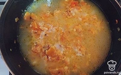 Содержимое сковороды залейте мясным бульоном и доведите до кипения. После сделайте поменьше огонь, накройте крышкой и потомите в течение 30 минут.