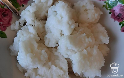 Отварите рис. Очистите лук, картофель и морковь.