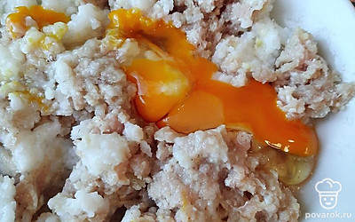 Смешайте с фарш с отварным рисом и одной мелко нарезанной луковицей, посолите и поперчите. Добавьте яйцо и тщательно перемешайте.