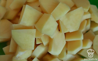 Нарежьте картофель и отправьте его в кастрюлю с водой.