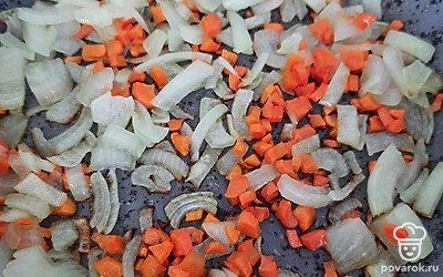 Приготовьте зажарку: на сковороде с подсолнечным маслом обжарьте вторую мелко нарезанную луковицу и морковь.